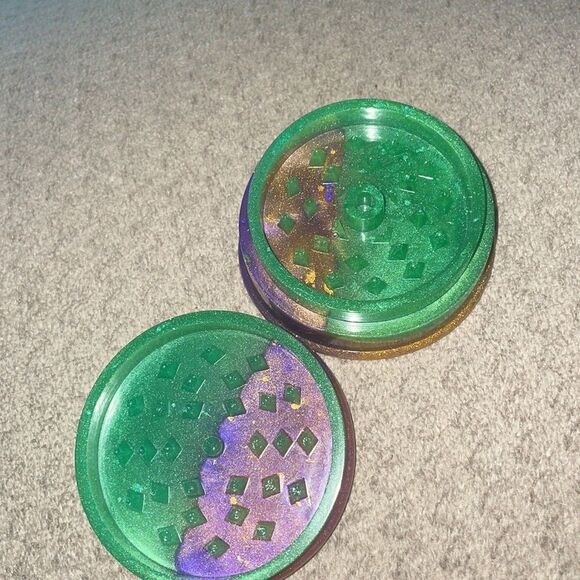 Handmade epoxy resin grinder - Picture 2 of 6